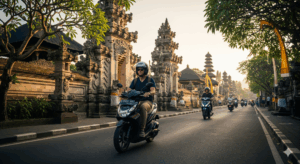 Bali pays dangereux, un voyageur sur scooter dans une rue animée