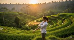 Bali pays dangereux, un voyageur se protégeant contre les moustiques dans une rizière